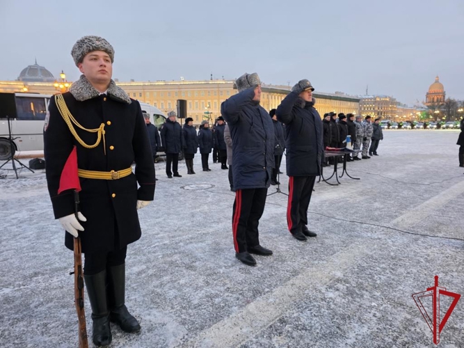 В Санкт-Петербурге на Дворцовой площади состоялся совместный смотр сил и средств наружных нарядов Росгвардии и полиции