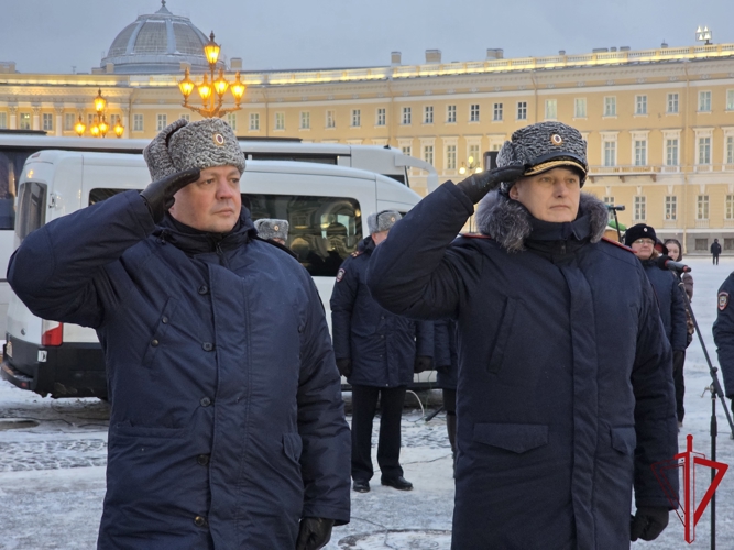 В Санкт-Петербурге на Дворцовой площади состоялся совместный смотр сил и средств наружных нарядов Росгвардии и полиции