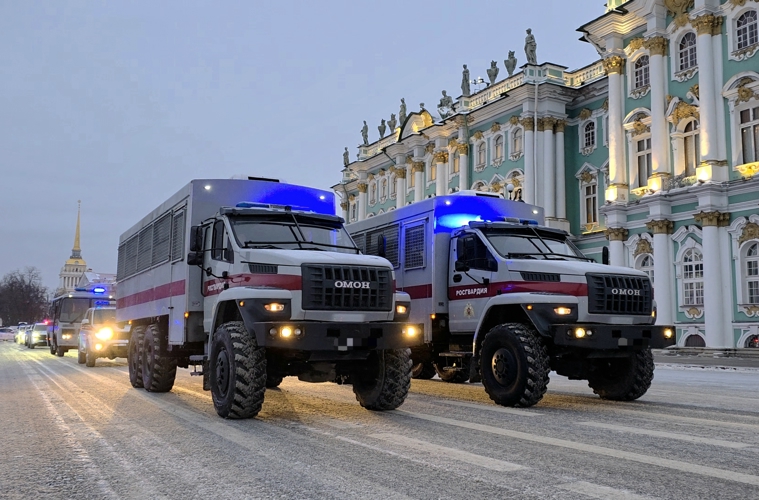 В Санкт-Петербурге на Дворцовой площади состоялся совместный смотр сил и средств наружных нарядов Росгвардии и полиции