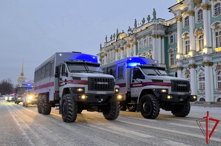 В Санкт-Петербурге на Дворцовой площади состоялся совместный смотр сил и средств наружных нарядов Росгвардии и полиции