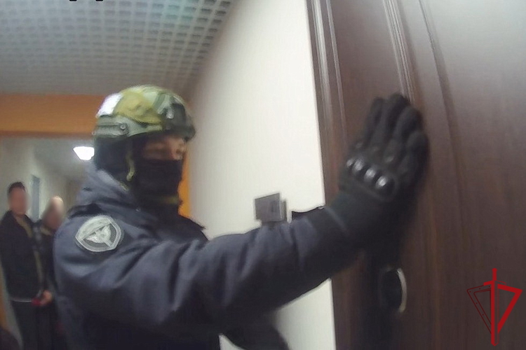 Сотрудники транспортного ОМОН Росгвардии обеспечили проведение следственно-оперативных мероприятий по уголовному делу о заведомо ложном сообщении об акте терроризма