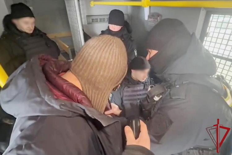В Выборгском районе Петербурга сотрудники ОМОН Росгвардии оказали содействие полиции в проведении профилактического рейда на объектах розничной торговли