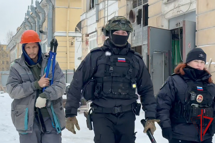 В Петербурге сотрудники ОМОН Росгвардии оказали содействие полиции в проведении профилактического рейда на строительном объекте