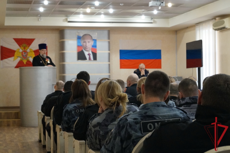 В спецподразделениях ГУ Росгвардии священнослужитель провел беседу с личным составом