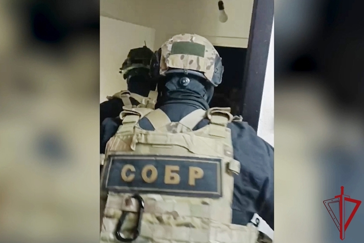 При содействии СОБР Росгвардии проведены обыски по местам проживания подозреваемых в организации незаконной миграции
