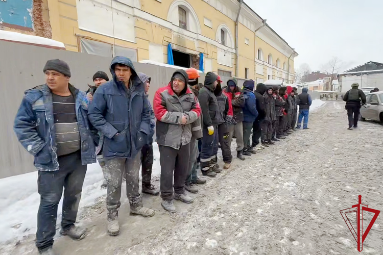 В Петербурге сотрудники ОМОН Росгвардии оказали содействие полиции в проведении профилактического рейда на строительном объекте