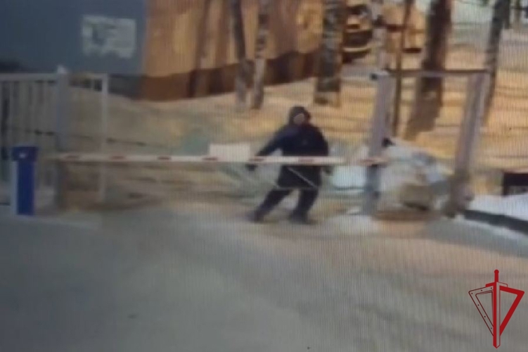 В Красногвардейском районе сотрудники Росгвардии задержали хулигана, пытавшегося проникнуть на территорию учебного заведения