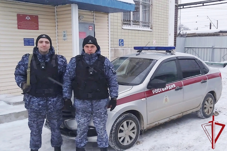 В Киришах сотрудники Росгвардии спасли мальчика, в холодную погоду выбежавшего на улицу в шортах и футболке