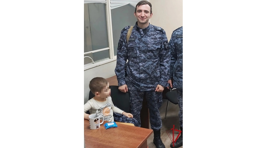 В Киришах сотрудники Росгвардии спасли мальчика, в холодную погоду выбежавшего на улицу в шортах и футболке