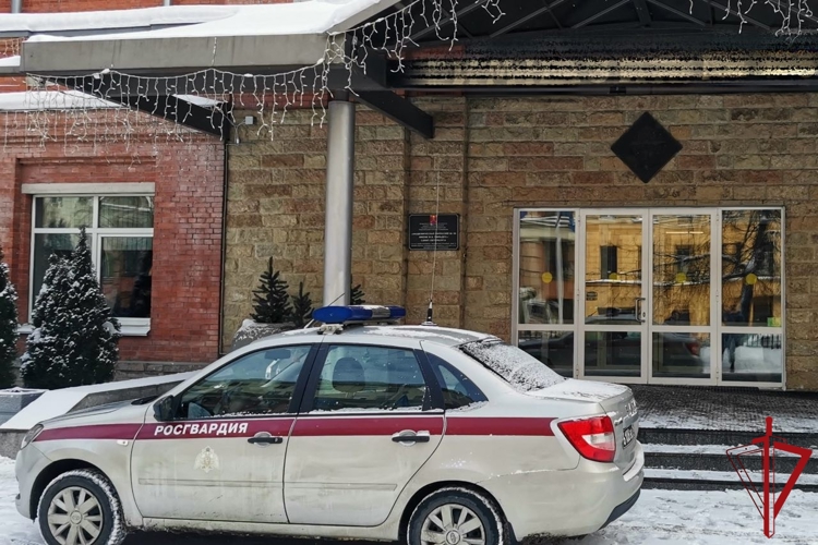 В Петроградском районе наряд Росгвардии задержал гражданку, пытавшуюся попасть в здание гимназии