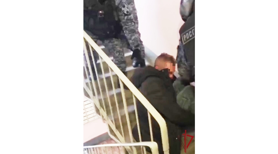 Во Фрунзенском районе сотрудники Росгвардии задержали нетрезвого дебошира, бившего молотком по двери соседней квартиры