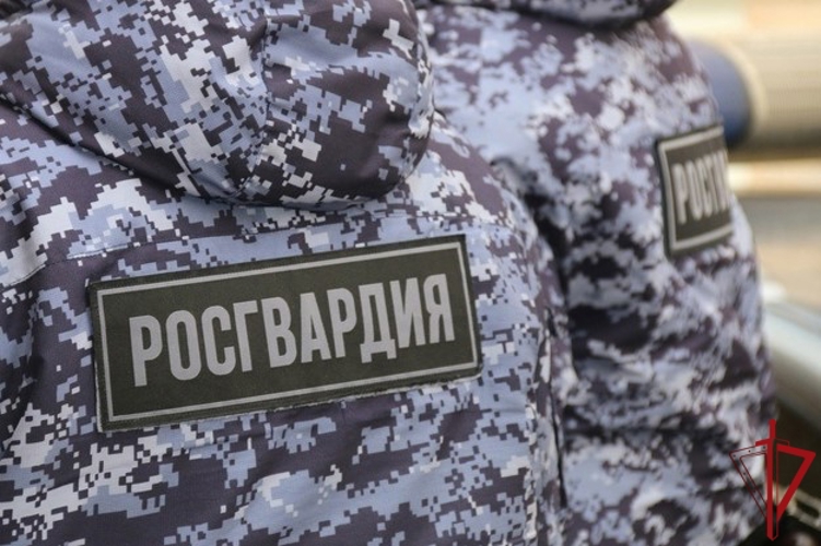 В Красногвардейском районе сотрудники Росгвардии задержали правонарушителя, избившего работницу супермаркета