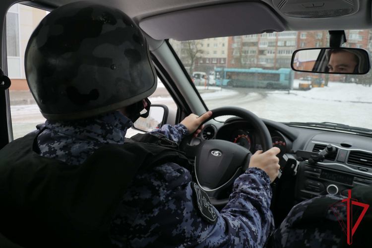 Во Фрунзенском районе росгвардейцы обнаружили разыскиваемый автотранспорт и задержали водителя, подозреваемого в совершении кражи