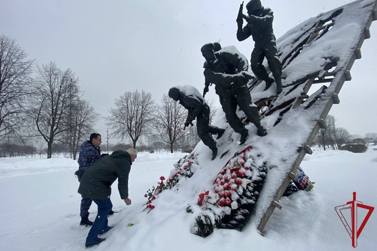 В Санкт-Петербурге и Ленинградской области росгвардейцы почтили память воинов-интернационалистов
