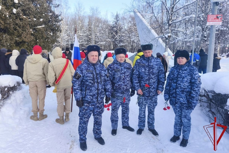 В Санкт-Петербурге и Ленинградской области росгвардейцы почтили память воинов-интернационалистов