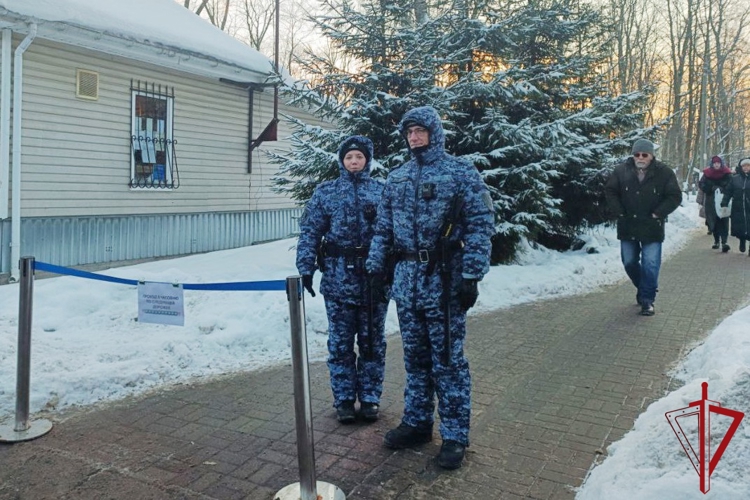 Сотрудники Росгвардии приняли участие в охране правопорядка на Смоленском кладбище в День памяти Ксении Петербургской