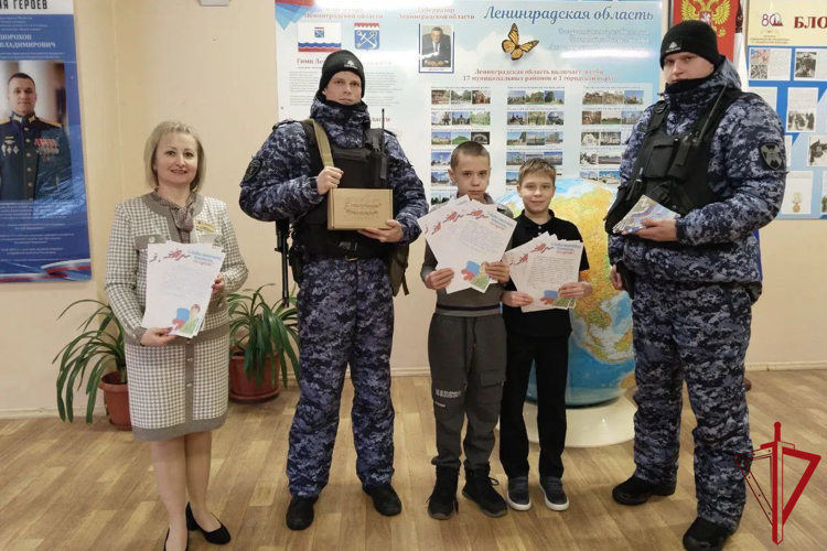 В Санкт-Петербурге и Ленинградской области росгвардейцы провели для детей Всероссийскую акцию «Письмо солдату»