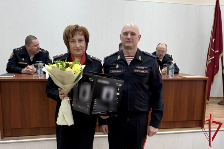 Начальник ГУ Росгвардии поздравил сотрудников Центра лицензионно-разрешительной работы с профессиональным праздником