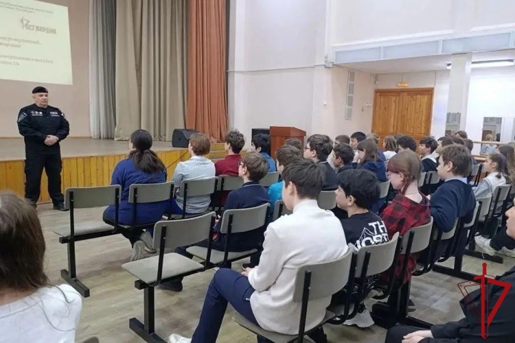 Представители транспортного ОМОН «Балтика» провели уроки мужества для петербургских учащихся