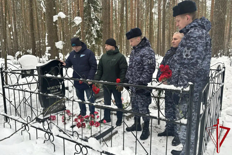 Во Всеволожске сотрудники Росгвардии почтили память коллеги, погибшего при исполнении служебного долга