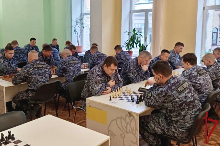 В Санкт-Петербурге сотрудники вневедомственной охраны Росгвардии приняли участие в чемпионате по шахматам
