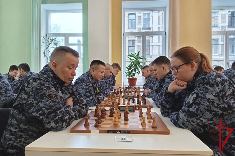 В Санкт-Петербурге сотрудники вневедомственной охраны Росгвардии приняли участие в чемпионате по шахматам