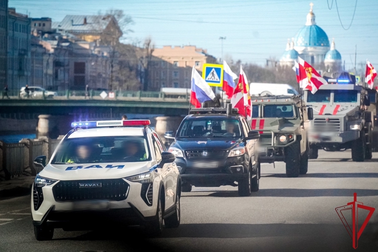 В Санкт-Петербурге автомобили подразделений ГУ Росгвардии приняли участие в праздничном автопробеге