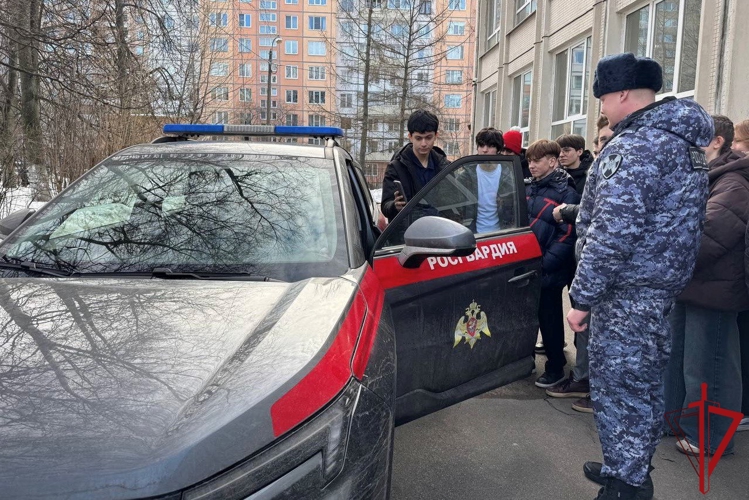 Петербургские росгвардейцы провели встречу со школьниками, посвященную 10-летию образования Росгвардии