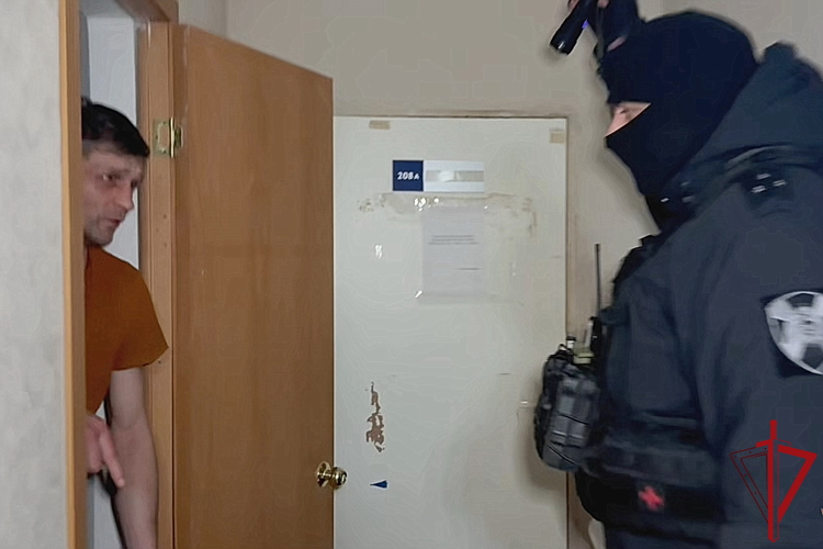 Cотрудники ОМОН Росгвардии оказали содействие полиции в проведении профилактического рейда в местах компактного проживания иностранных граждан 
