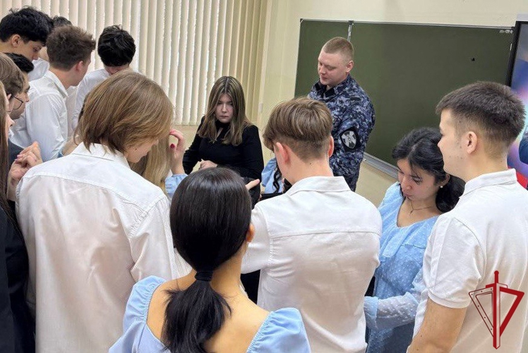 Петербургские росгвардейцы провели встречу со школьниками, посвященную 10-летию образования Росгвардии