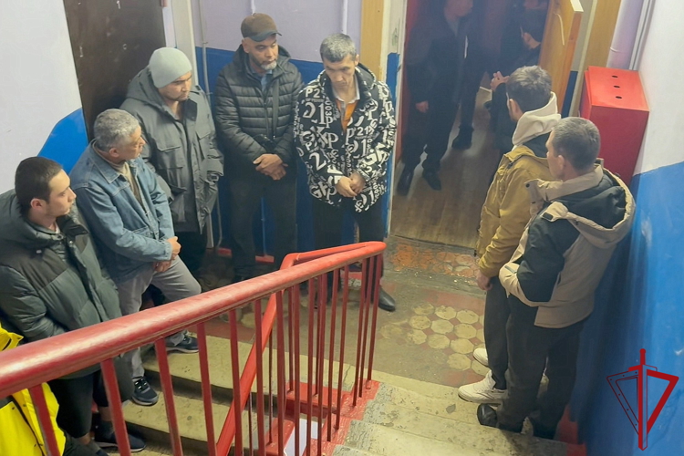 Cотрудники ОМОН Росгвардии оказали содействие полиции в проведении профилактического рейда в местах компактного проживания иностранных граждан 