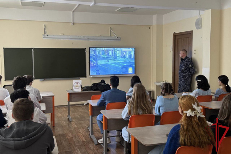 Петербургские росгвардейцы провели встречу со школьниками, посвященную 10-летию образования Росгвардии
