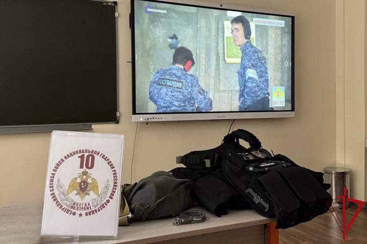 Петербургские росгвардейцы провели встречу со школьниками, посвященную 10-летию образования Росгвардии