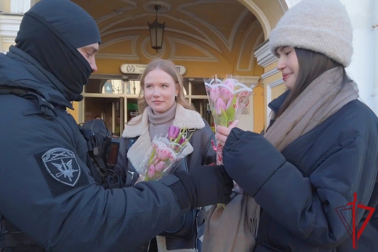 На Невском проспекте сотрудники ОМОН «Бастион» Росгвардии поздравили петербурженок с 8 марта