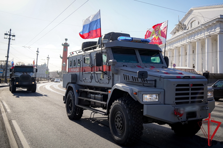В Санкт-Петербурге автомобили подразделений ГУ Росгвардии приняли участие в праздничном автопробеге