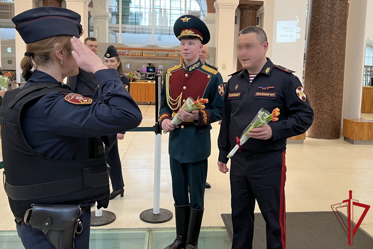 Сотрудниц Росгвардии, несущих службу по охране Государственного Эрмитажа, поздравили с Международным женским днём