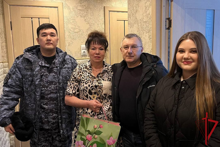 В Петербурге и Ленобласти представители Росгвардии посетили и поздравили с 8 марта родственниц погибших сослуживцев