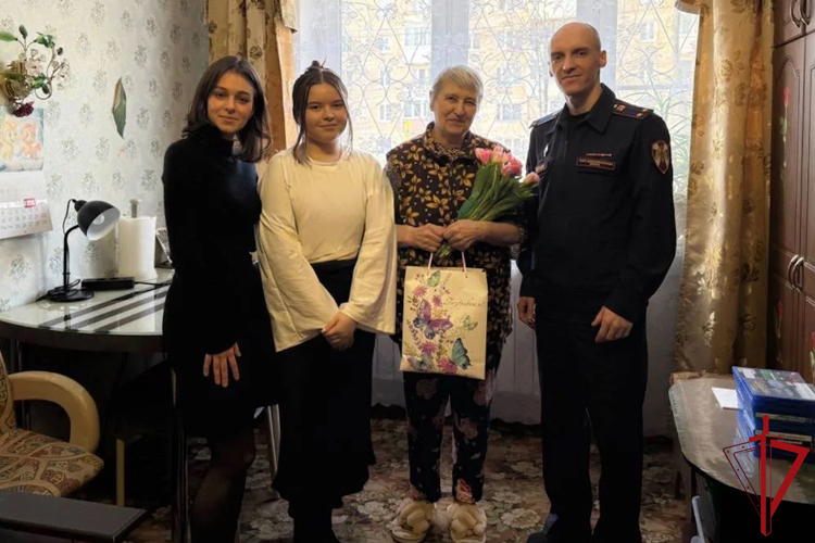 В Петербурге и Ленобласти представители Росгвардии посетили и поздравили с 8 марта родственниц погибших сослуживцев
