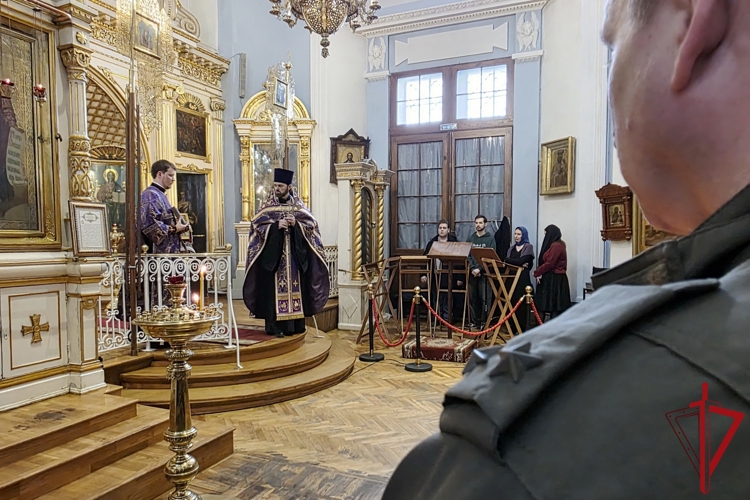 В Санкт-Петербурге сотрудники Главного управления Росгвардии приняли участие в молебне в Князь-Владимирском соборе