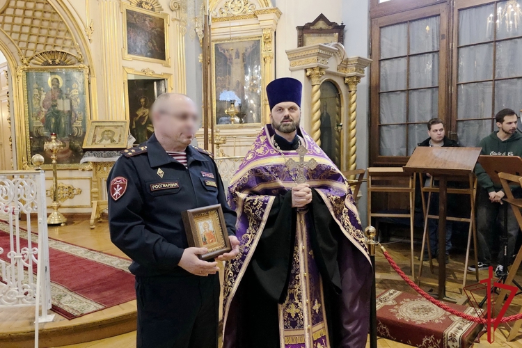 В Санкт-Петербурге сотрудники Главного управления Росгвардии приняли участие в молебне в Князь-Владимирском соборе