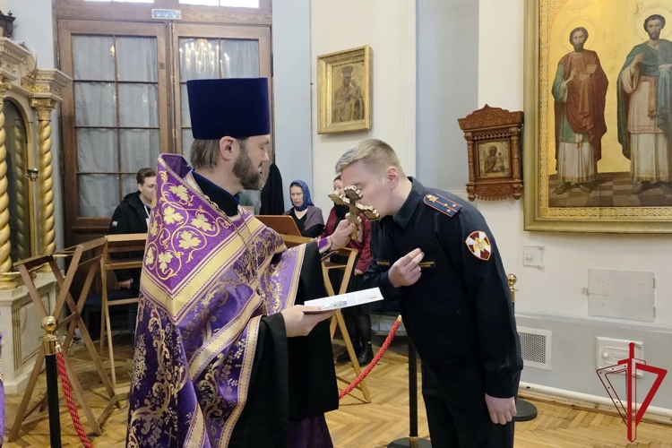 В Санкт-Петербурге сотрудники Главного управления Росгвардии приняли участие в молебне в Князь-Владимирском соборе