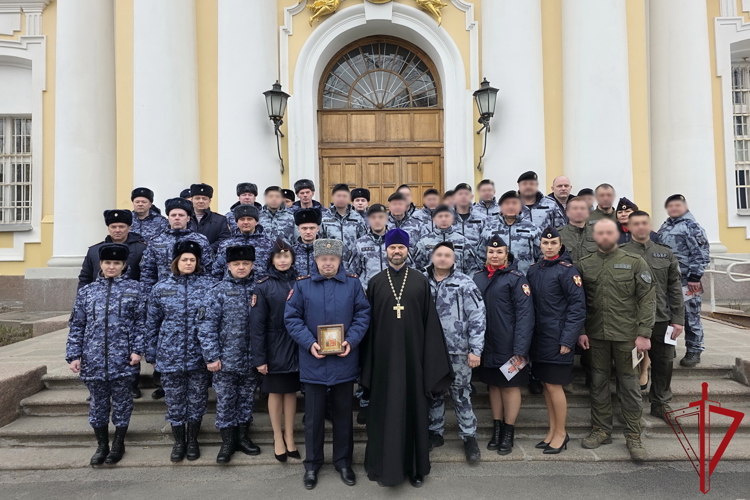 В Санкт-Петербурге сотрудники Главного управления Росгвардии приняли участие в молебне в Князь-Владимирском соборе