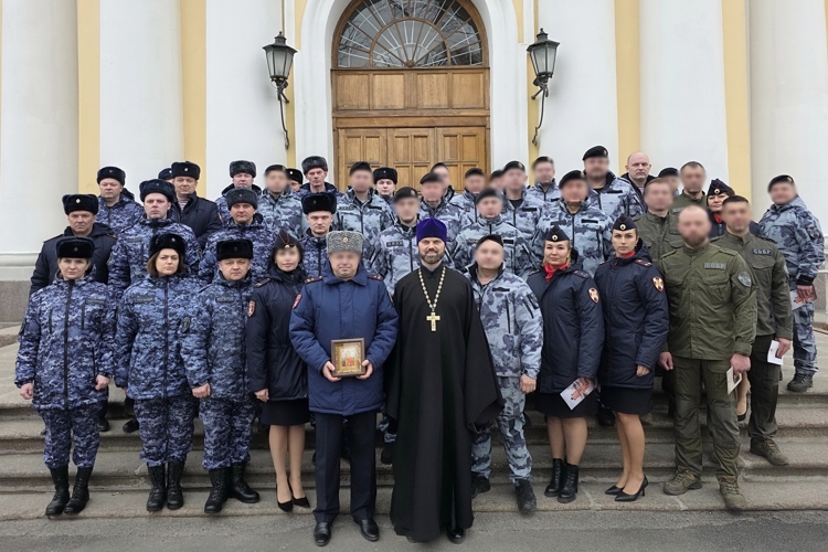 В Санкт-Петербурге сотрудники Главного управления Росгвардии приняли участие в молебне в Князь-Владимирском соборе