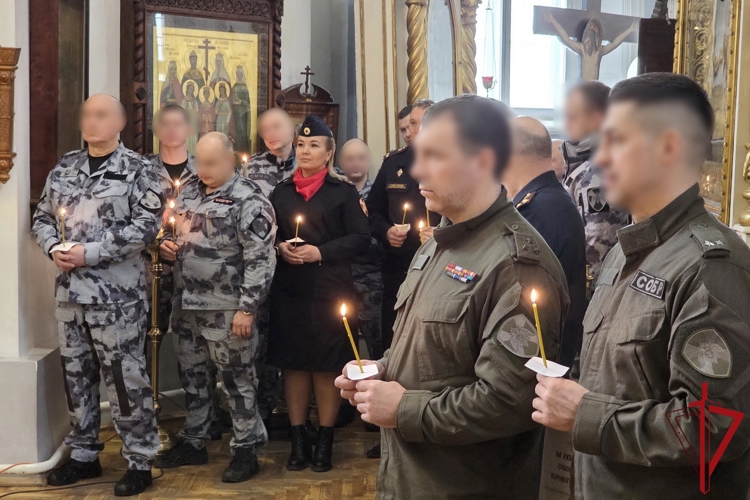 В Санкт-Петербурге сотрудники Главного управления Росгвардии приняли участие в молебне в Князь-Владимирском соборе