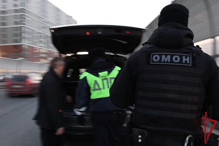 В Сакнт-Петербурге ОМОН Росгвардии оказал содействие полиции в проведении рейда по проверке соблюдения миграционного законодательства и ПДД
