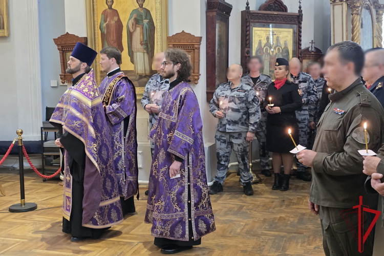 В Санкт-Петербурге сотрудники Главного управления Росгвардии приняли участие в молебне в Князь-Владимирском соборе