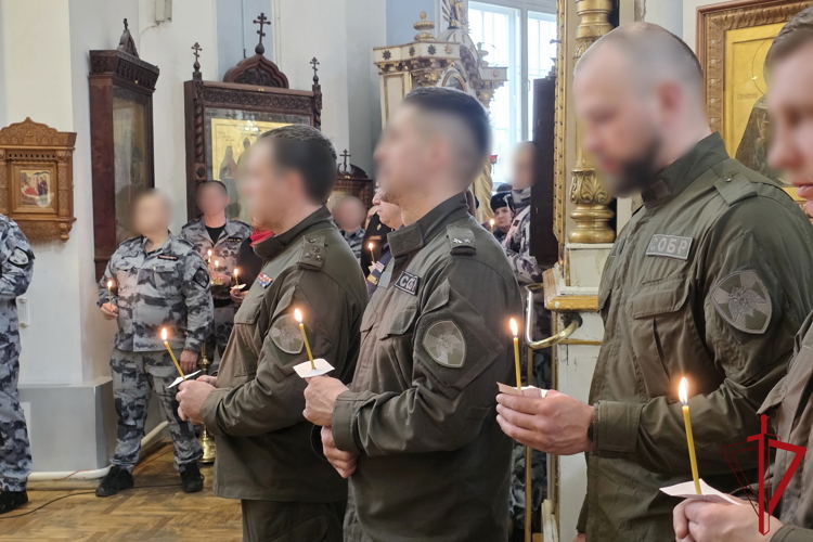 В Санкт-Петербурге сотрудники Главного управления Росгвардии приняли участие в молебне в Князь-Владимирском соборе