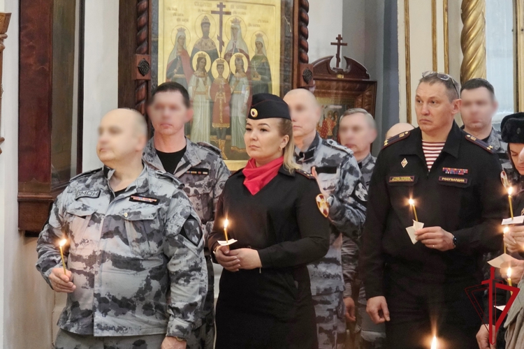 В Санкт-Петербурге сотрудники Главного управления Росгвардии приняли участие в молебне в Князь-Владимирском соборе