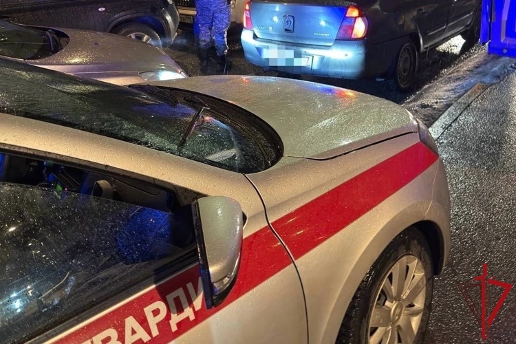 В Невском районе сотрудники Росгвардии и полиции оперативно разыскали малолетнего ребенка, которого вооруженный ножом отец силой отобрал у матери