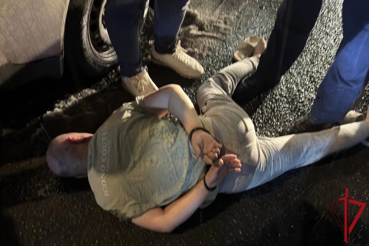 В Невском районе сотрудники Росгвардии и полиции оперативно разыскали малолетнего ребенка, которого вооруженный ножом отец силой отобрал у матери